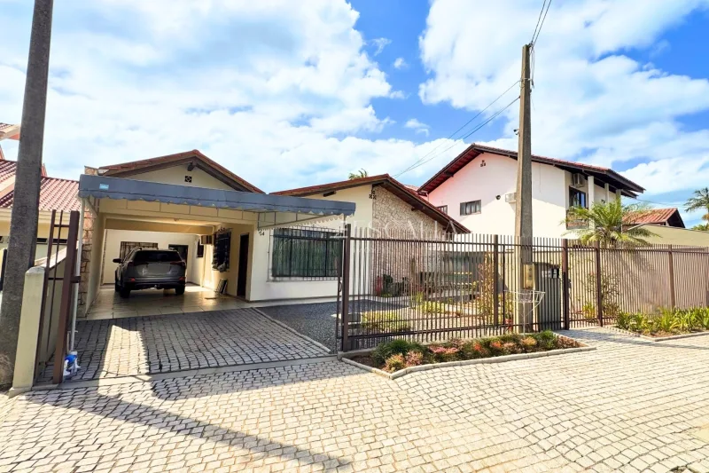 Casa plana semimobiliada à venda no bairro Saguaçú